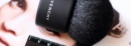 Две стильные штучки для макияжа от Givenchy - кисть кабуки и кисть для пудры, которая на самом деле для румян