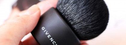 Две стильные штучки для макияжа от Givenchy - кисть кабуки и кисть для пудры, которая на самом деле для румян