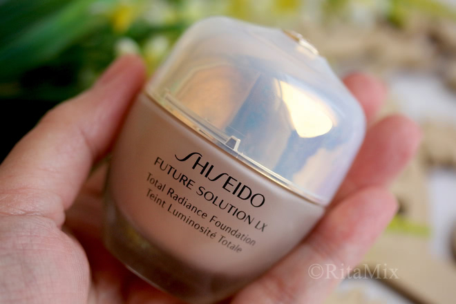 Shiseido Future Solution LX Total Radiance Foundation SPF 15 в оттенке I20