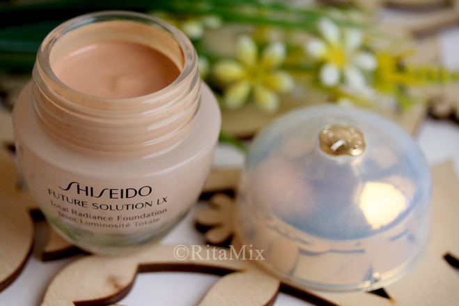 Shiseido Future Solution LX Total Radiance Foundation SPF 15 в оттенке I20