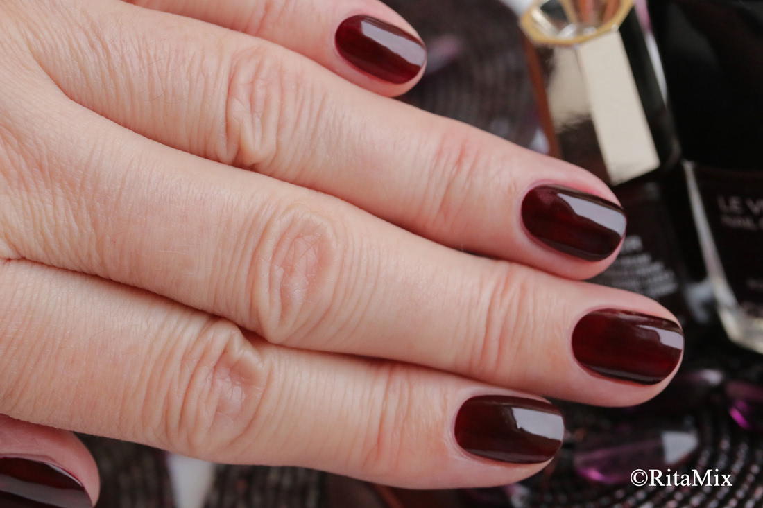 Chanel Rouge Noir на среднем и безымянный пальце, указательный, мизинец и большой - Mavala Jasper.