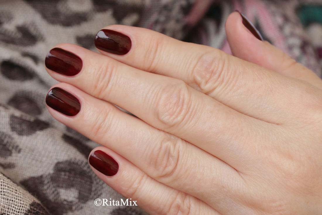 Chanel Rouge Noir на среднем и безымянный пальце, указательный, мизинец и большой - OPI Vision of Love