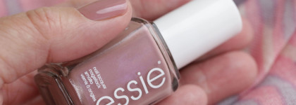 Если я не знаю, каким лаком накрасить ногти, то можно смело это сделать Essie nail lacquer # 40 demure vix