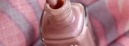 Если я не знаю, каким лаком накрасить ногти, то можно смело это сделать Essie nail lacquer # 40 demure vix