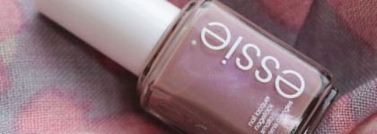 Если я не знаю, каким лаком накрасить ногти, то можно смело это сделать Essie nail lacquer # 40 demure vix