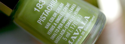 Летний маникюр с лаками Mavala - #183 pistachio, #182 fresh melon и #388 gold cosmic