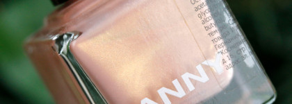 Маникюры зимы: возвращение к забытым лакам