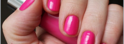 Две фуксии: инновационный Clinique a different nail enamel # 04 Hi Sweetie против "обычного" Chanel Le Vernis nail colour # 619 Pink Tonic