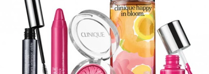 Две фуксии: инновационный Clinique a different nail enamel # 04 Hi Sweetie против "обычного" Chanel Le Vernis nail colour # 619 Pink Tonic