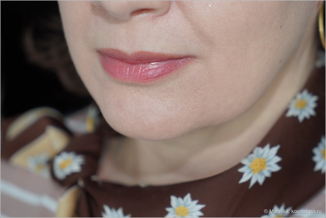 Clinique Almost Lipstick #Black Honey промокнула салфеткой; искусственное освещение
