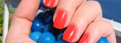 Два ярких лака для отпуска на море