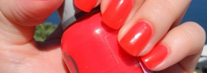 Два ярких лака для отпуска на море