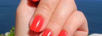 Два ярких лака для отпуска на море