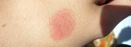 Игрушка блондинки в руках у брюнетки. Guerlain Помада-блеск Rouge G Le Brilliant B61 Brenda