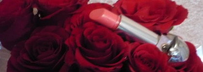 Игрушка блондинки в руках у брюнетки. Guerlain Помада-блеск Rouge G Le Brilliant B61 Brenda