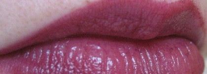 Лак и помада фиолетового цвета