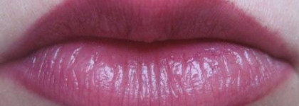 Лак и помада фиолетового цвета