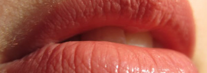 Помада Benefit silky-finish lipstick оттенок skinny dip