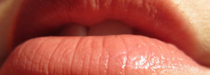 Помада Benefit silky-finish lipstick оттенок skinny dip