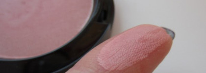 Нежный румянец от МАС Easy Manner powder blush