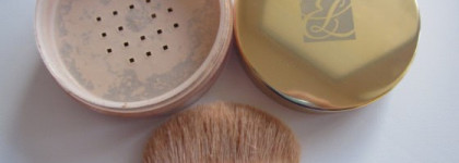 Estee Lauder Nutritious Vita-Mineral Loose Powder Foundation SPF 15 – Минеральная рассыпчатая пудра с витаминным комплексом, СЗФ 15. Добавила фотографии и свотчи