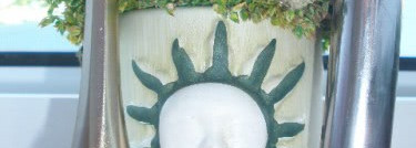 Губная помада с блеском  3 в 1 от Oriflame   (18461 Чарующий Беж) и лак  Golden Rose Paris Magic Color № 49