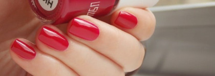 Uslu  airlines nail polish HKG