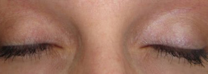 База под тени Sensitive Eye Shadow Base от Make Up Factory