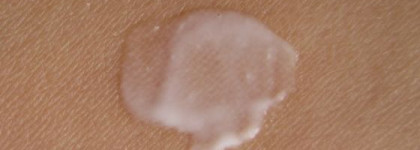 Увлажняющая сыворотка для кожи вокруг глаз от Guerlain - Super Aqua Eye Serum