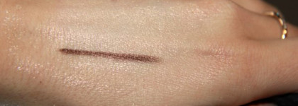 Must have для макияжа глаз - пигмент Mac Vanilla и карандаш Mac eye kohl Teddy