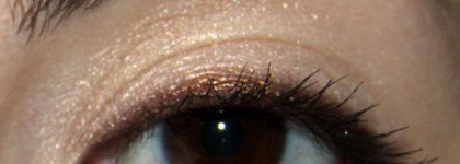 Must have для макияжа глаз - пигмент Mac Vanilla и карандаш Mac eye kohl Teddy