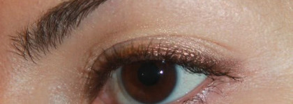Must have для макияжа глаз - пигмент Mac Vanilla и карандаш Mac eye kohl Teddy