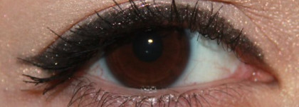 Must have для макияжа глаз - пигмент Mac Vanilla и карандаш Mac eye kohl Teddy