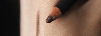 Must have для макияжа глаз - пигмент Mac Vanilla и карандаш Mac eye kohl Teddy