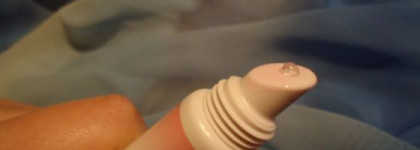 Увлажняющий блеск для губ с маслом жожоба Avon Care