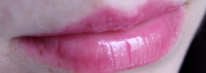 Зацелованные губы с YSL Gloss Volupte Sheer Sensual Gloss Stick SPF 9 - №02 Chilled Raspberry