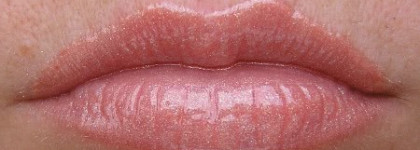 Rimmel Vinyl Gloss Voluptuously Shiny Lipgloss  (тон 120) - или может ли масс заменить люкс?