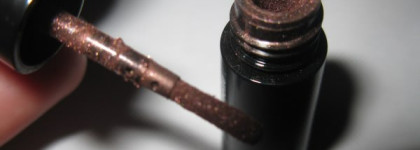 Бюджетный вариант пудровой подводки: Avon Professional eye smokifier, bronze