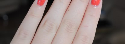 Два продукта из летней коллекции Chanel - лак Lilis 647 и блеск для губ Envolee 427