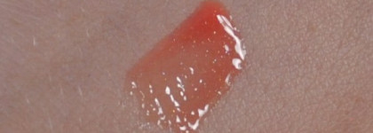 Два продукта из летней коллекции Chanel - лак Lilis 647 и блеск для губ Envolee 427