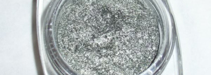 Блестим. L'Oreal Color Infaillible Eyeshadows #09 Зеленый плутон и Mary Kay Mineral highlighting powder # Pink Stardust