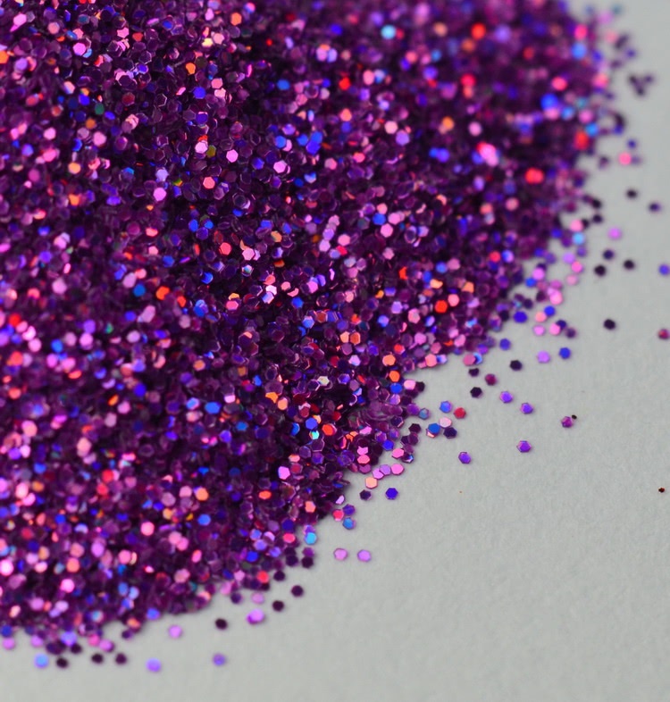 Glitter pigment. Фиолетовая голография глиттер. Название блесток. Глиттер фотосессия. Фиолетовый глиттер на волосах.
