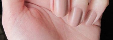 Тональник на ногтях