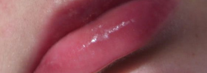 Блески для губ Artdeco: Lip Brilliance № 78 (brilliant lilac clover) и Hydra Lip Booster № 55 (translucent hot pink)