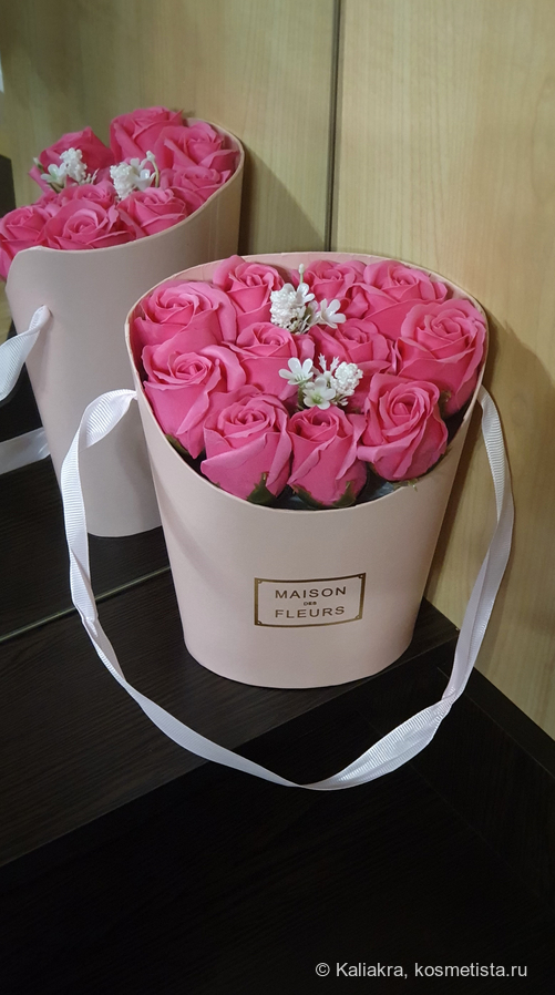 Букет из 11 мыльных роз в декоративной картонной корзинке. Не вянут, нежно пахнут и могут использоваться в ванной по назначению.