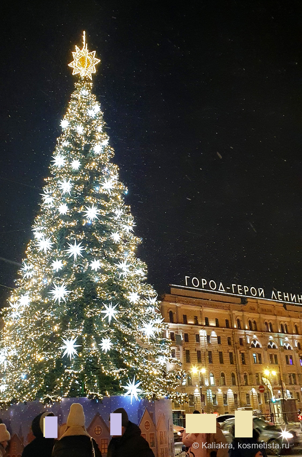 Новогодняя елка у станции метро "Площадь Восстания". Падающий снег отражает свет и бликует в кадре.