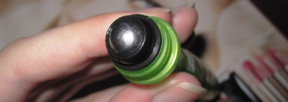 Ролик, гель и крем для ухода за кожей вокруг глаз