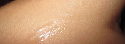 Ролик, гель и крем для ухода за кожей вокруг глаз