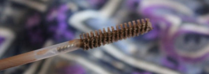 Укладываем бровки и одеваем реснички в синий цвет