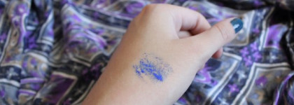 Укладываем бровки и одеваем реснички в синий цвет